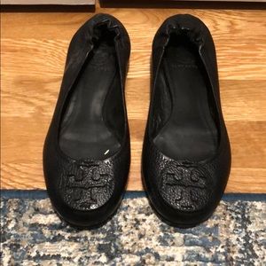 Like new sz7 Tory Burch Reva marbled black leather